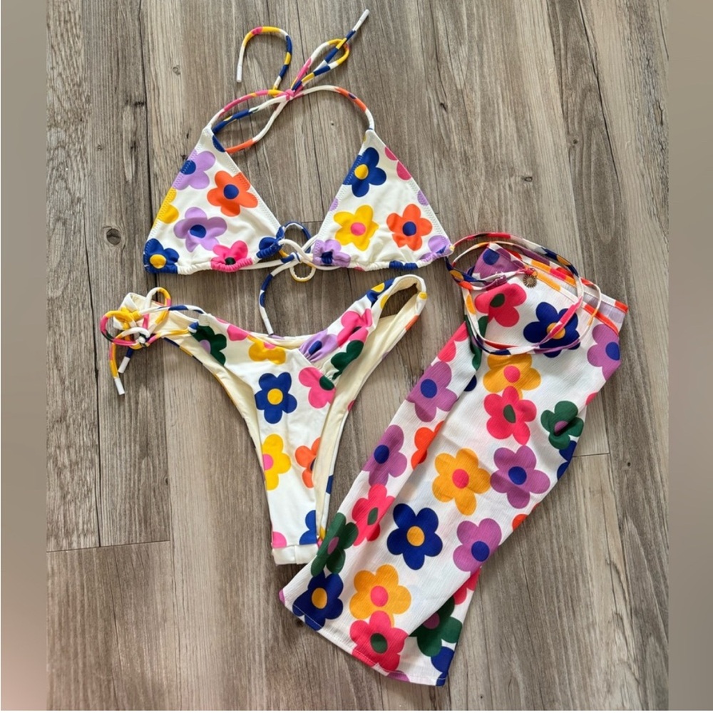 New Blackbough Daisy Blooms bikini top and bottoms with sarong wrap size medium